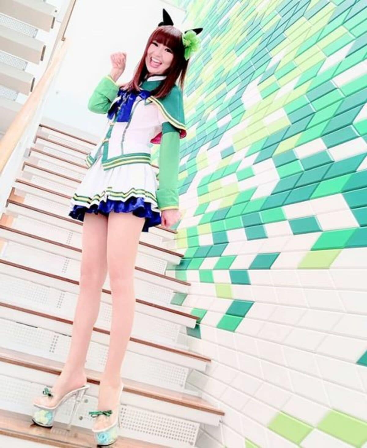 【さゆり さゆり 】【差額の追加】 かつみ・さゆり」さゆり（54）、美脚あらわなミニスカ全身ショットに