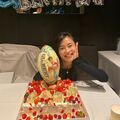 「幸せー！」小島瑠璃子、誕生日祝いの“ラグビーボールケーキ”に満面の笑み