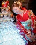 明日花キララ、煌びやかな着物姿と豪華絢爛なシャンパンタワーでファンを圧倒「本当に美人すぎ」「綺麗だなぁ」