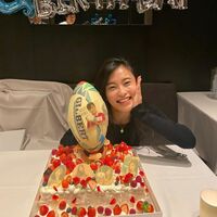 「幸せー！」小島瑠璃子、誕生日祝いの“ラグビーボールケーキ”に満面の笑み