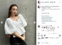 板野友美、“色っぽいデコルテ”大胆披露のモノトーンコーディネートを公開「非常にけしからん可愛さ」「夏らしくて素敵」とファン絶賛