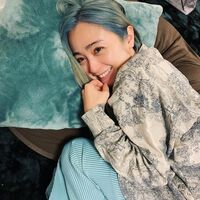 安達祐実、クッションとブルーヘアを同化させたお茶目なショット公開し「こんな可愛い擬態見たことない」と反響