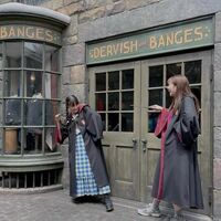 “ルイージ花恋”に“かれまゆ2ショット”！大友花恋、USJでの楽しげなオフショットを公開