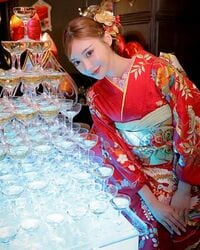 明日花キララ、煌びやかな着物姿と豪華絢爛なシャンパンタワーでファンを圧倒「本当に美人すぎ」「綺麗だなぁ」