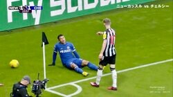 「おっとっと」大ベテランDF、まさかの空振り珍プレーに驚き 元ブラジル代表らしからぬ動きも「かわいいなw」ファン“ほっこり”