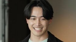 スーツ姿でも隠せない“爆裂胸筋”に釘付け 元アスリート会社役員の“肉体美”にスタジオ興奮「嘘みたいな…」