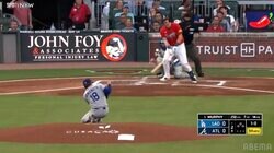 山本由伸、脅威の身体能力で“神キャッチ”…超強烈ライナーを流れるような身のこなしで好捕の瞬間「さすがの山本」