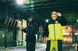 覆面ラッパーTEMBA、高速ラップでMIYACHIとマイクを繋ぐ“X次元”な新曲＆MV公開！！