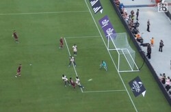 目にも留まらぬスピード！“ノルウェーのメッシ”が超高速フェイント→股抜きショットを叩き込んだ瞬間「新たなスターの誕生」「非売品だ」