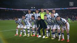 久保建英が“ファンの顔”見せた　レジェンドの引退セレモニーでニコニコツーショット＆ハイタッチの瞬間　師匠 ダビド・シルバに駆け寄る姿に「笑顔で可愛い」「嬉しすぎる」