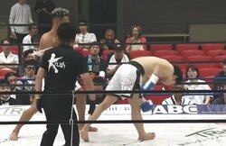 空手日本王者、“オラつき”ファイターに衝撃の秒殺KO負け グローブタッチを拒否され、直後にまさかの惨劇