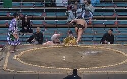 力士が走る、走る…！「あんなところまでw」升席のファンもお口“あんぐり” 熱戦直後に親方も思わず振り返る“珍光景”に館内笑い 