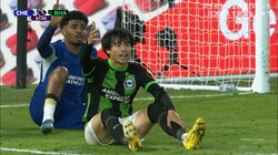 一触即発の乱闘未遂に大流血騒動！壮絶過ぎる“105分”にスタジアムは終始騒然！ベンチスタートの三笘薫は再三チャンスを作るも手負いのチェルシーを撃破ならず