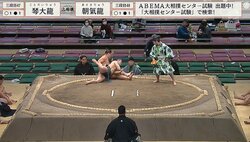 「やられた」力士が衝撃の高速タックル、相手を一瞬で土俵の外へ 驚異の身体能力に館内驚き