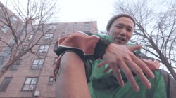 Omen44、QUEENS NYのレジェンド Tragedy Khadafi (Intelligent Hoodlum)とQUEENSヴェテラン Big Twins(Infamous Mobb) をフューチャリングに迎え、新曲「PLUG」をリリース！！