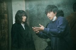 のん、役の心象風景を表す“汚すぎる公衆トイレ”でドラマ撮影「地獄のようなどん底にいるところからスタート」『MISS KING』冒頭シーンを先行公開