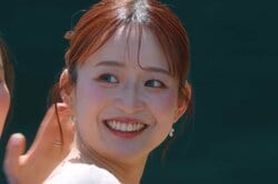 デコルテあらわな大胆肌見せの24歳モデル美女、マッチョイケメンにボディタッチし大興奮「ヤバい！」