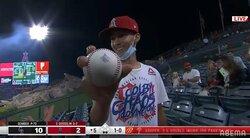 大谷翔平の特大弾を見事にキャッチ！ラッキーボーイに祝福の声続々「めちゃ嬉しそう」「これは自慢できる」
