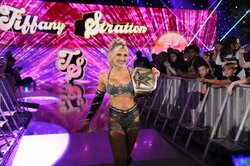 「完璧スタイル」“元体操”金髪女子レスラー、美腹筋“チラ見せ”私服オフショットに反響