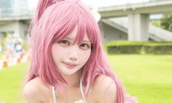 白いビキニでタマ姉を再現！夏の日差しに映える『ToHeart2』のコスプレ