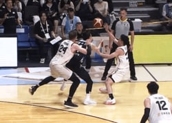 「触ってないって！」バスケ日韓戦、“疑惑の判定”に解説陣が不満…残り10秒のビデオ検証に「ほんまか？」「ボールの動きが変わってないよ」