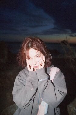 岐阜を拠点に活動するラッパー／シンガー／プロデューサーLilhana、ニューシングル『somehow (feat. agul)』をリリース。