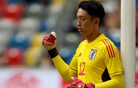 「後ろ姿そっくり」日本の守護神・権田修一の長男がお父さんと同じ髪型に！妻の裕美さんがカタール入りの姿を披露