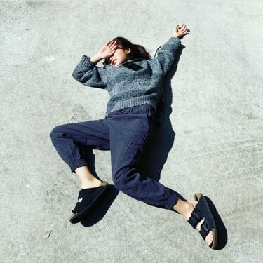 高岡早紀、10歳娘が寝転ぶ姿を公開「気持ち良すぎてこんな感じ