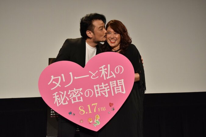 LiLiCo、夫・小田井涼平と夫婦２ショット初登壇！　サプライズの手紙に涙 1枚目