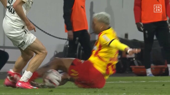 わざとだろ！中村敬斗、非道な極悪スライディングに転倒悶絶「完全に削りに行くようなタックル」「大丈夫か」全力で足元に突っ込む危険プレーにファン激怒 4枚目