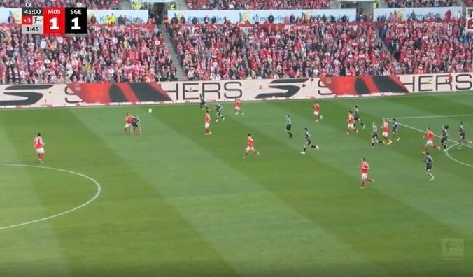 「もはや暴力」佐野海舟の相手に“異変”「スゲえ」「どうした」ドイツ代表FWの体が動かなくなる「ビクともしないw」 4枚目