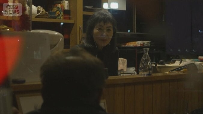 お店に立つ梅澤さん 2026年3月