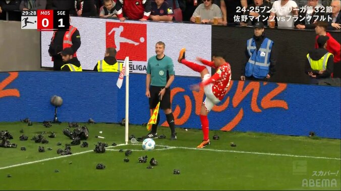 敵サポーターの愚行…“ゴミ直撃”でマインツMFが激怒！「行儀が悪すぎ」「収拾がつかない」「これはダメでしょ…」試合中断騒動にファンも唖然 4枚目