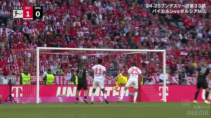 嘘だろ！？高速弾丸シュートの軌道を変える驚愕の“ワンタッチ”ヘッド弾炸裂！「これ触れるのケインだけだろ」「ちゃんと首振ってるし狙ってるわ」 3枚目