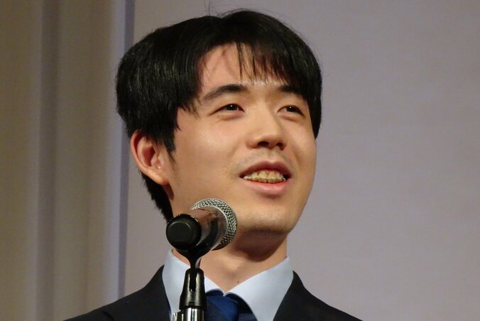 【写真・画像】藤井聡太竜王「緊張感と同時に楽しみな気持ち」 服部慎一郎七段との大舞台へ意気込み 恒例の“ハロウィンスイーツ”にも期待　1枚目
