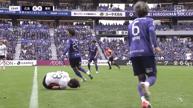 「明らかに不必要」浦和MF、広島MFと接触して絶叫…「後ろ足が膝に入ってる」「イエロー相当」まさかのノーファウル判定でSNS騒然 5枚目