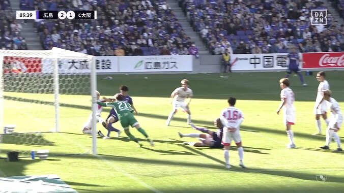 SNS沸騰！“ほぼ一直線”に飛ぶ鋭利な“30m級超高速ロングスロー”に衝撃「軌道やばいって」「まるでCK」「ロングスローは完全に戦術として確立した」 2枚目