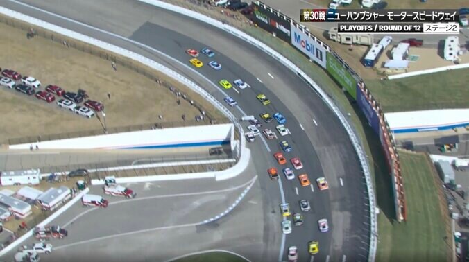 「そりゃ無理だよ！」5台横並び→信じられない“壁際ライン”から無謀アタック→多重事故 「嘘みたいな位置にいる」驚きと苦言 4枚目