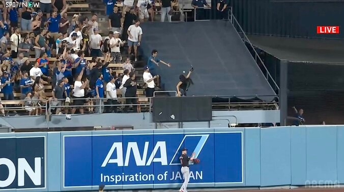 【写真・画像】いつもと違う！ 大谷翔平、史上初の快挙でド軍ベンチ前のお祭り騒ぎに“異変” 「大谷さんも嬉しそう」歓喜の瞬間が話題に　1枚目