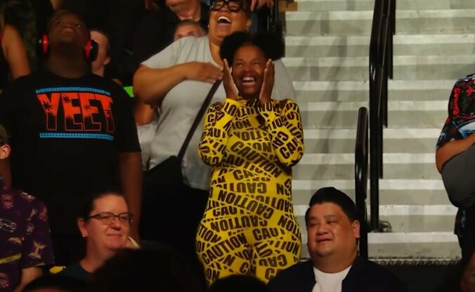 ド派手な全身「CAUTION」コスプレ