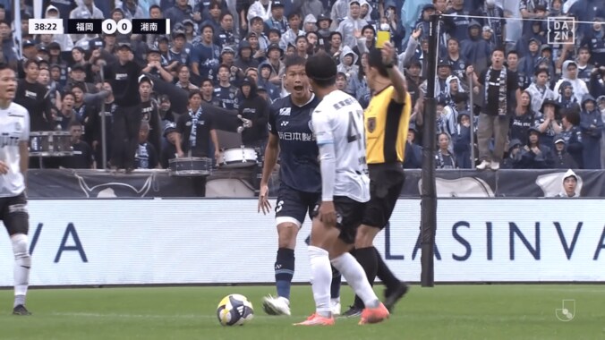 “豹変”に騒然！ 福岡DFが危険キック被害に大悶絶→いきなり復活で激怒「ガッツリ蹴り上げてる」「めちゃくちゃ大丈夫だったw」 5枚目