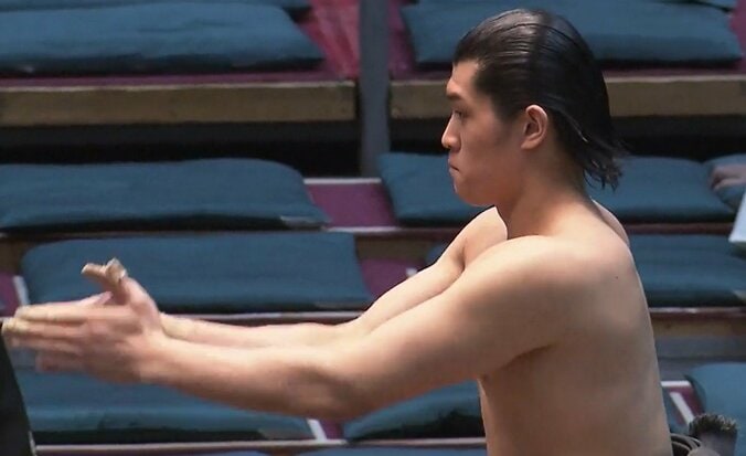 「力士というよりモデル」「何、このイケメン」18歳力士の立派な体躯に驚きの声 見事な切り返しで全勝死守 4枚目