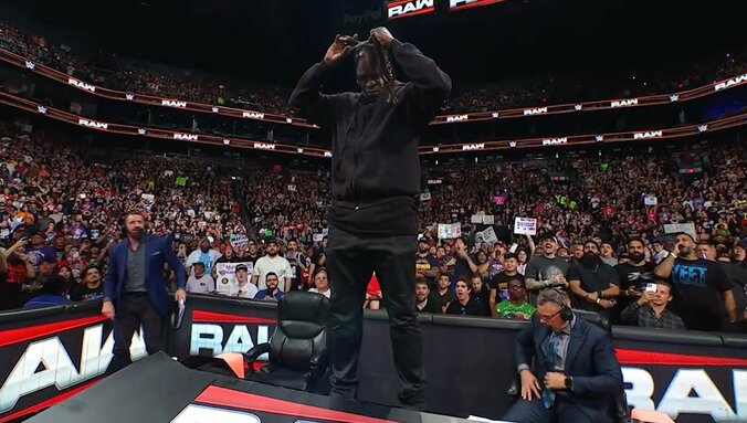 黒いスウェットにフード付きのパーカー姿で登場したRトゥルース