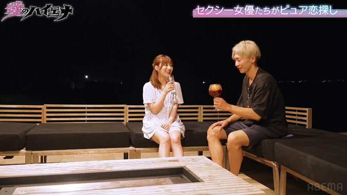 レジェンドセクシー女優、美脚あらわなミニ丈パジャマ姿で “日本一のナンパ師”に手を握られ…ドギマギする姿に「かっわいい～！」の声 4枚目