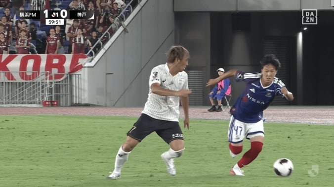 「本当に16歳？」マリノス超新星の“緩急ドリブル”にファン喝采！左サイドを切り裂く姿に「エレガント」「うまいなぁ」 4枚目