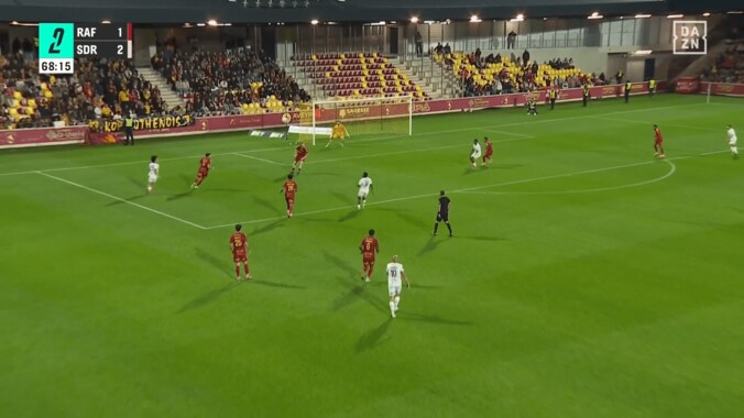 「後ろに目が付いてる？」日本代表MFの“驚愕ダイレクトパス”にSNS騒然「この空間認知力よ」後方からの浮き球を華麗に捌いた瞬間 5枚目