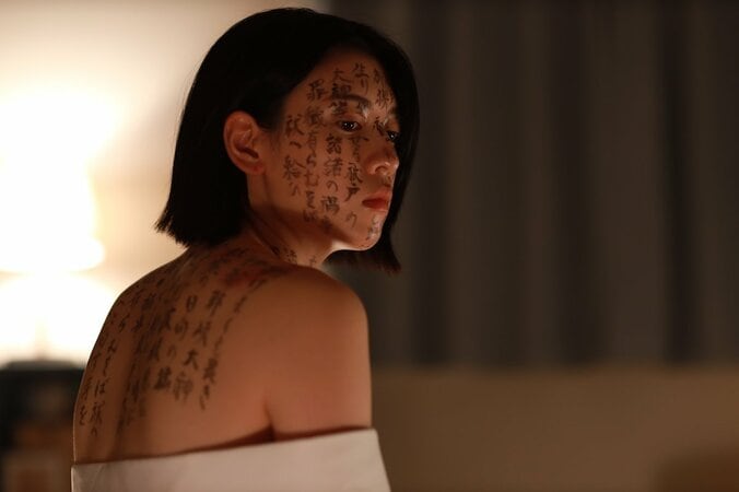 美女ホラー『言霊荘』が初回から攻める！三吉彩花が耳なし芳一状態に！？ 1枚目