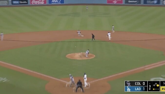 【写真・画像】球場騒然！ 大谷翔平、ハプニングで“異様な光景”「危っ！」「怖すぎ」顔面付近に“あわや死球”の内角球→大ブーイングの嵐　1枚目