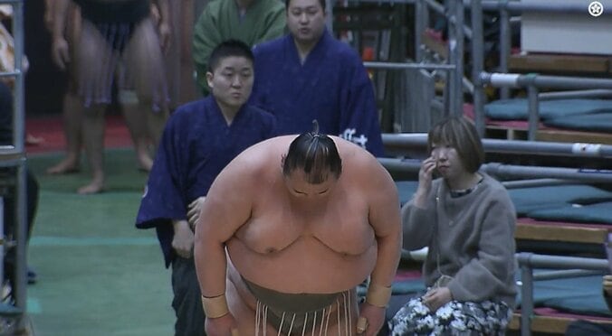 「50歳に見えない」現役最年長の長身力士、23歳年下の若手を堂々撃破 土俵下の品格にファンも注目「体の張りがすごい」「お辞儀も素敵」 4枚目