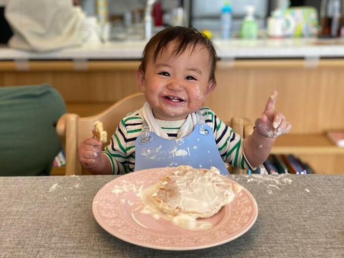  豊崎由里絵アナ、次男の1歳の誕生日をスマッシュケーキで祝福「自由に手づかみで」  1枚目